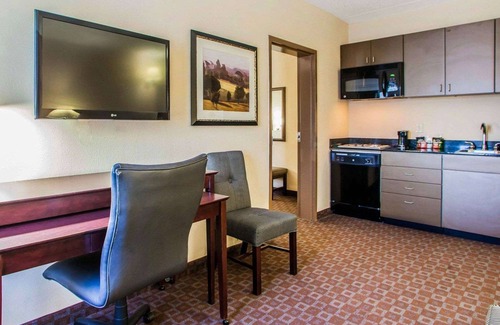 Orange Prairie Hotel | Quality Inn & Suites Peoria North