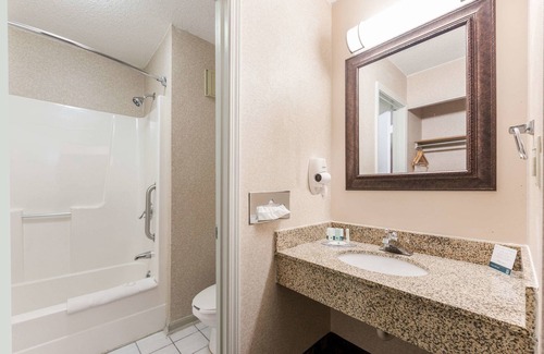 Portage Hotel | Quality Inn & Suites