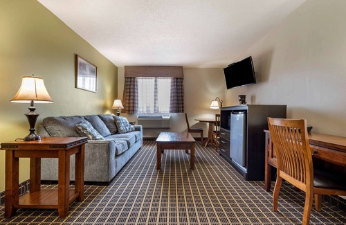 Warren Hotel | Quality Inn & Suites Warren