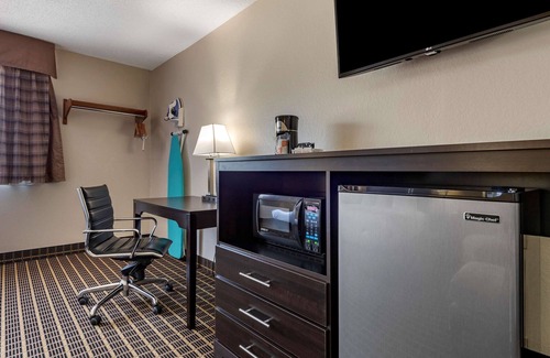 Warren Hotel | Quality Inn & Suites Warren