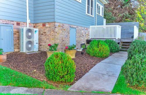 Berrima House | Quarry Hill Cottage, 1 minute walk into Berrima.