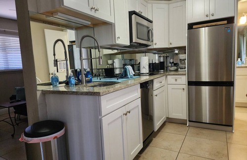 East Naples Villa | Queen 2nd Floor One Bedroom at Bayshore Inn & Docks