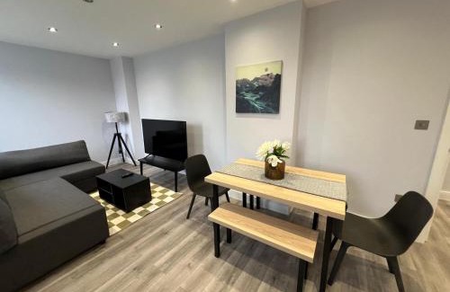 Abingdon Apartment | Queen Apartment - En-Suites - High Spec - 7 Guests