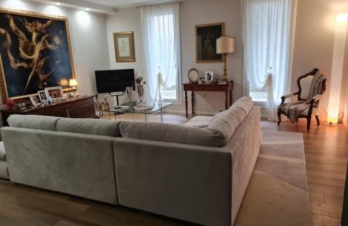 Ravenna Apartment | Queen apartment