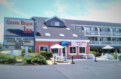 Old Orchard Beach Apartment | Queen Beach Bongalo