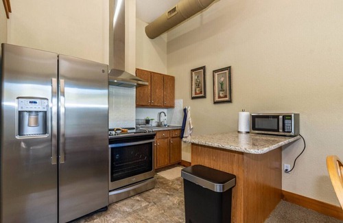 Holiday Island Condo | Queen BR home, walk to Marina, trails