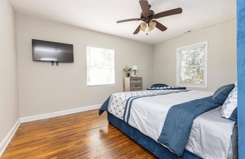 Villa Heights House | Queen City Cozy Red Door Bungalow. Located in NoDa & 1 mile to Uptown Charlotte