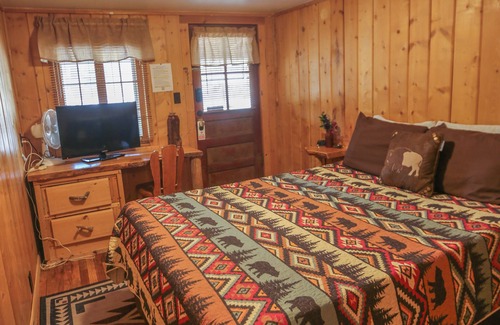 Dubois Cabin | Queen Room w/Riverfront Access, Panoramic Mountain View & Hot Tub on Site.