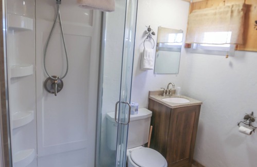 Dubois Cabin | Queen Room w/Riverfront Access, Panoramic Mountain View & Hot Tub on Site.