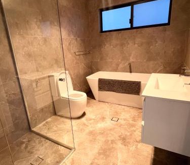 Guildford House | Queen Room with Attached Bathroom - OR10