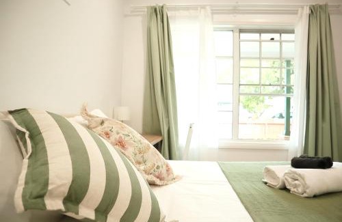 Auburn House | Queen room with shared bathroom