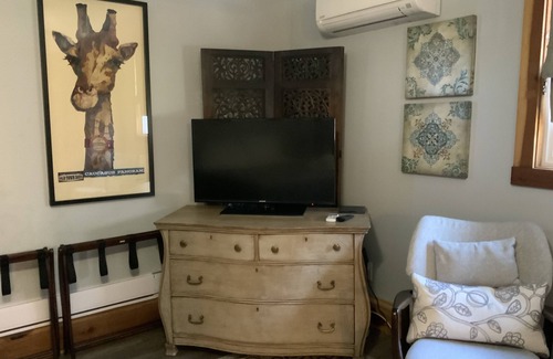 Willow Glen House | Queen studio, sleeps 2 people