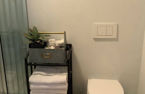 Willow Glen House | Queen studio, sleeps 2 people