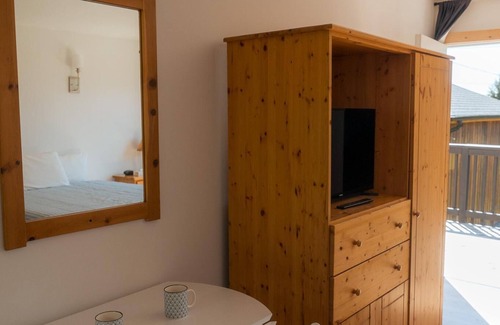 Ucluelet Hotel | Queen studio suite in Ucluelet.