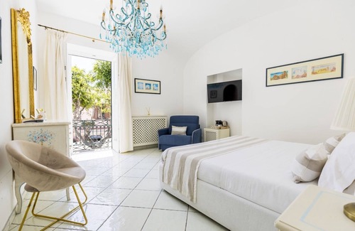 Forio House | Queen Suite