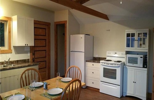 Balfour Cottage | Queens Bay Hideaway Lakefront Cottage