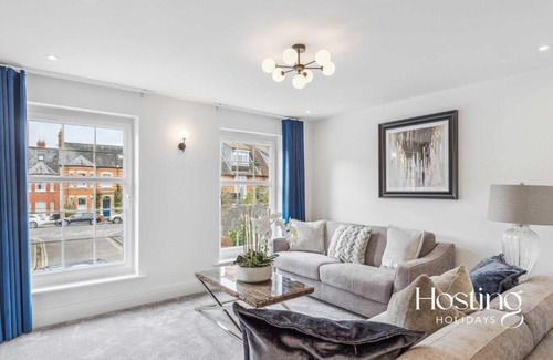 Henley House | Queens Mews Brand New Luxury Home with Parking