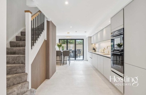 Henley House | Queens Mews Brand New Luxury Home with Parking