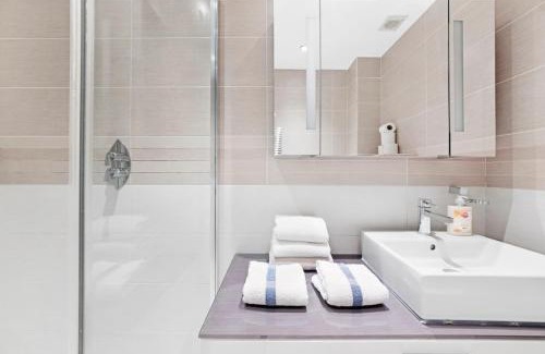 Queen's Park Apartment | Queens Park 1 bed suite sleeps 4 ppl Ground floor