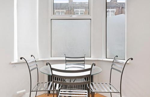 Queen's Park Apartment | Queens Park 1 bed suite sleeps 4 ppl Ground floor