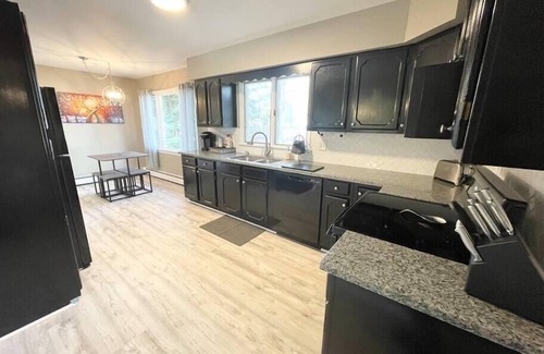 Queensbury House | π Queensbury Sunlit Getaway: 3-Bedroom Retreat πΏ