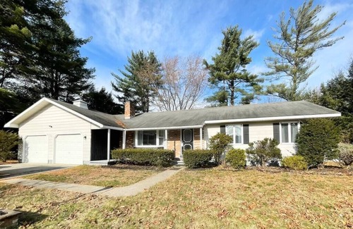 Queensbury House | π Queensbury Sunlit Getaway: 3-Bedroom Retreat πΏ