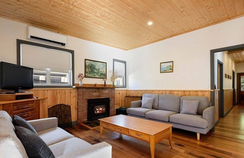Queenstown Cottage | Quentin's Cottage - a cosy retreat by Mt Owen - close to rainforest and trails!