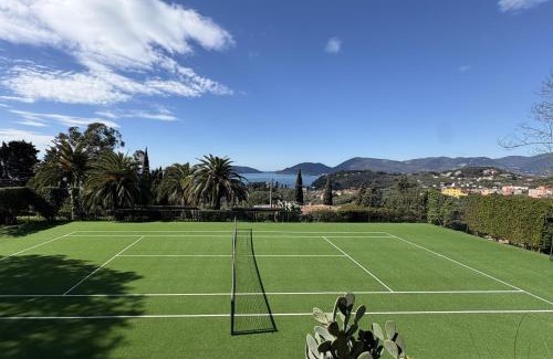 Pugliola House | "Quercia House", inside a Private Park, shared Pool, Tennis, AC, Parking next home and a Garage in Lerici!