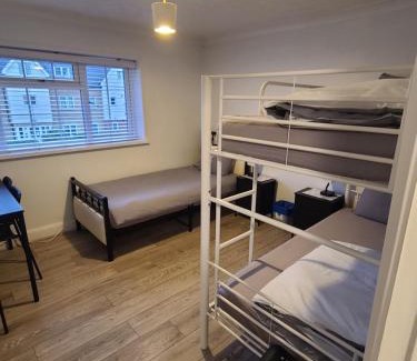 Crawley House | QUICK STOP-GATWICK STAY, Triple room
