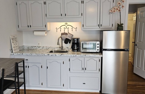 Wade Hampton Apartment | Quiet 1-bedroom apartment 5 miles to Greenville or Greer SC. City/country combo