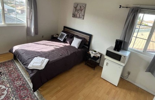 Cerritos House | Quiet 1-Bedroom w/ Private Bath