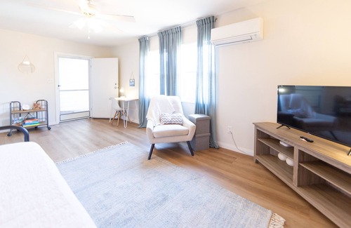 Northwest Anaheim Cottage | Quiet 1bd House near CHOC & SNA