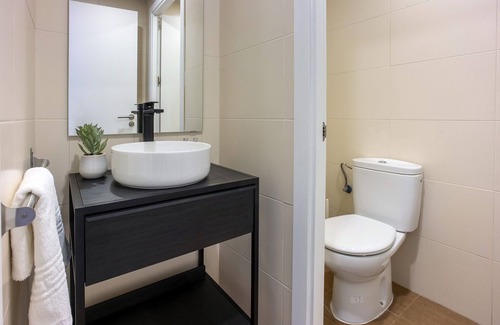 Collblanc y La Torrassa Apartment | Quiet 2 Level Apartment with Balcony