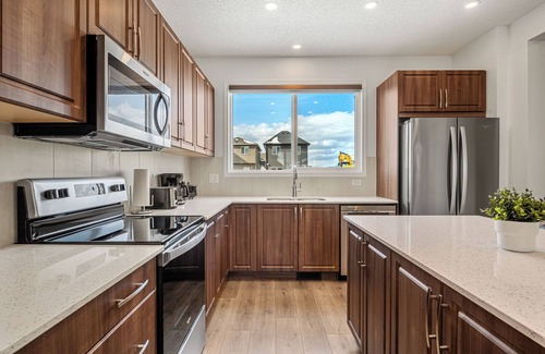 Calgary House | Quiet 3BR + 2.5 Bath Home In Calgary Near Airport