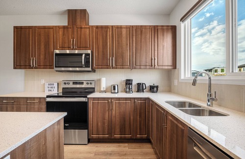 Calgary House | Quiet 3BR + 2.5 Bath Home In Calgary Near Airport