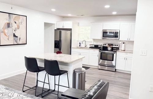 Enderly Park House | Quiet 4-Bed 2-Bath 10 Minutes Away from Downtown Charlotte