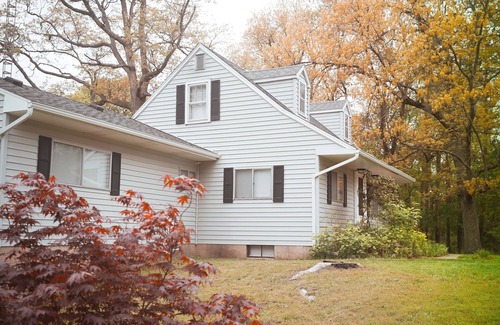East Lansing House | Quiet 5 bedroom house on 3 acres plus woods, 5 min from MSU campus, easy access.