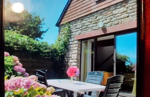 Berrien House | Quiet 5-person gîte