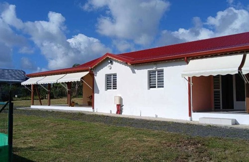 Le Moule Villa | Quiet accommodation in greenery with swimming pool 5 minutes from shops and beaches