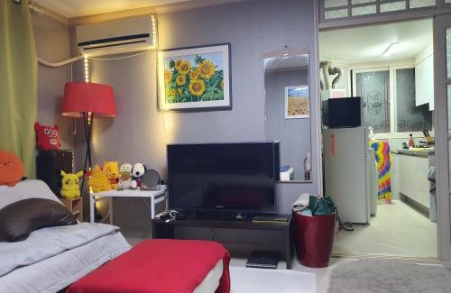 Mutaejoya-dong House | Quiet Accommodation Next to Geumho River