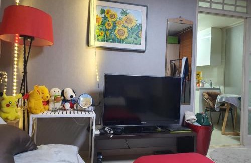 Mutaejoya-dong House | Quiet Accommodation Next to Geumho River