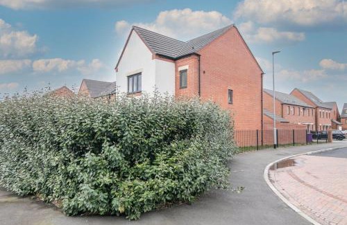 Wolverhampton House | Quiet and Lovely 3-bed house parking and garden
