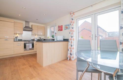 Wolverhampton House | Quiet and Lovely 3-bed house parking and garden
