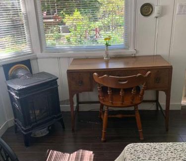 Edgemont Ski Chalet | Quiet Backyard Cabin