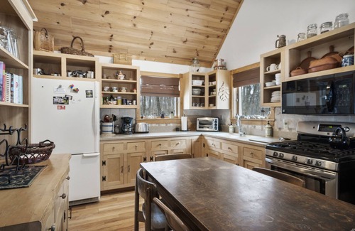 Levering House | Quiet Cabin in the Woods - Secluded Yet Close to It All