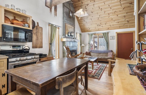 Levering House | Quiet Cabin in the Woods - Secluded Yet Close to It All