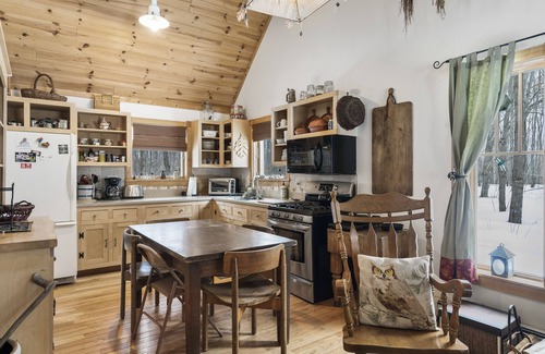 Levering House | Quiet Cabin in the Woods - Secluded Yet Close to It All