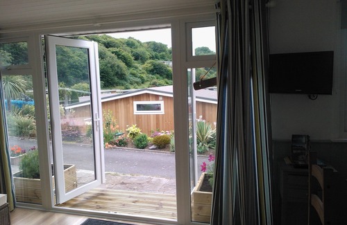 Mumbles Ski Chalet | Quiet chalet, near the beach with park view