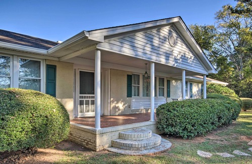 Columbia Cottage | Quiet Columbia Home w/ Fire Pit & Pool Table!