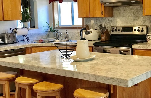 Hillsboro House | Quiet, comfortable home. Near Intel and Nike campuses.